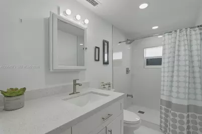 11621 NW 58th Pl, Hialeah, FL 33012 - Photo 9