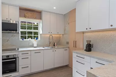 2451 SW 25th St, Miami, FL 33133 - Photo 23