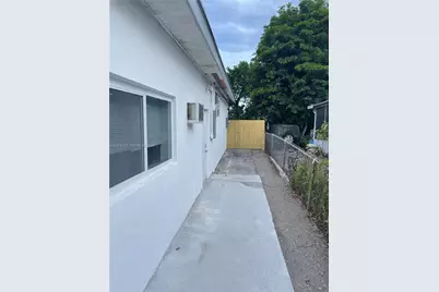 320 NE 160th St, Miami, FL 33162 - Photo 25