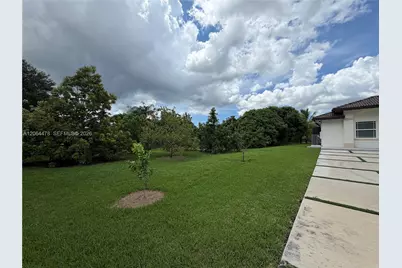 19690 SW 210th St, Miami, FL 33187 - Photo 9