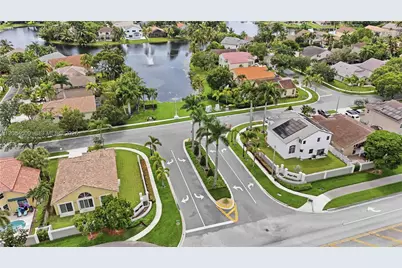 1040 NW 185th Ave, Pembroke Pines, FL 33029 - Photo 21