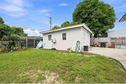 240 Carlisle Dr, Miami Springs, FL 33166 - Photo 23