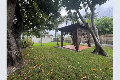 648 E 40th St, Hialeah, FL 33013 - Photo 23