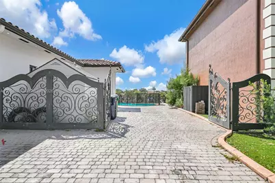 20027 NW 85th Ave, Hialeah, FL 33015 - Photo 13