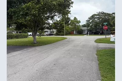 10860 NE 11th Ave, Miami, FL 33161 - Photo 51