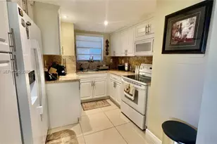 8850 Fontainebleau Blvd, Miami, FL 33172 - Photo 9