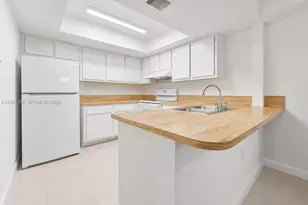 10895 NW 7th St, Miami, FL 33172 - Photo 5
