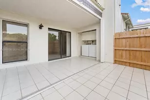 10895 NW 7th St, Miami, FL 33172 - Photo 15