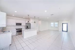 10461 NW 82nd St, Doral, FL 33178 - Photo 9
