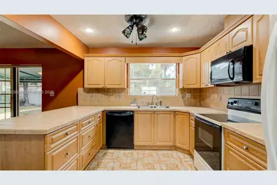 10710 SW 32nd St, Miami, FL 33165 - Photo 15