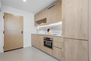 11 NE 6th St, Miami, FL 33132 - Photo 13
