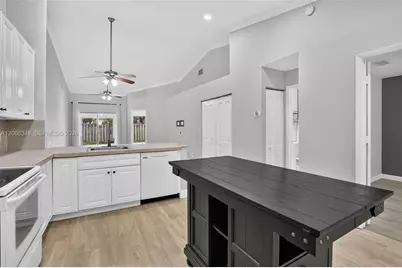 11065 NW 38th Pl, Sunrise, FL 33351 - Photo 5