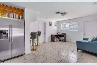 2721 NE 8th Ave, Pompano Beach, FL 33064 - Photo 9
