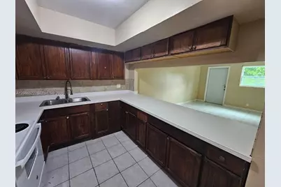 954 SW 74th Ave, North Lauderdale, FL 33068 - Photo 5