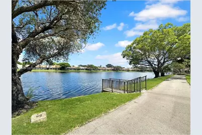 901 Colony Point Cir #111, Pembroke Pines, FL 33026 - Photo 3