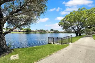 901 Colony Point Cir, Pembroke Pines, FL 33026 - Photo 3