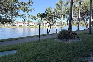 901 Colony Point Cir, Pembroke Pines, FL 33026 - Photo 11