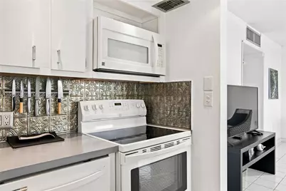 3675 N Country Club Dr #401, Aventura, FL 33180 - Photo 11