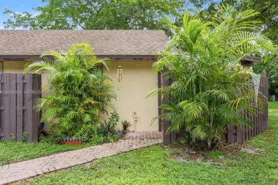 139 Essex Rd #4-28, Hollywood, FL 33024 - Photo 15