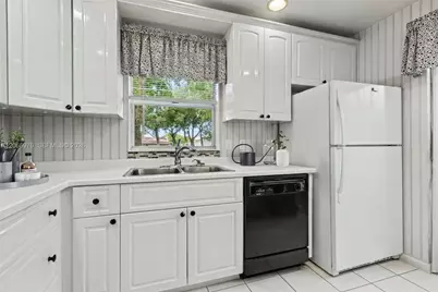 139 Essex Rd #4-28, Hollywood, FL 33024 - Photo 7