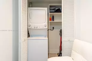 121 NE 34th St, Miami, FL 33137 - Photo 7