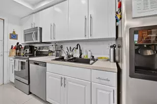 9755 NW 52nd St, Doral, FL 33178 - Photo 15