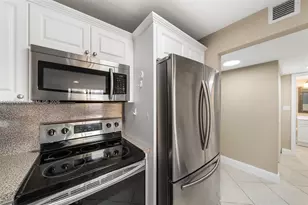 401 Ocean Dr, Miami Beach, FL 33139 - Photo 21