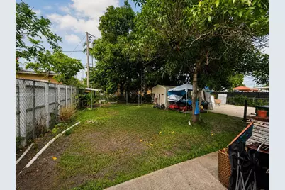 371 W 47th St, Hialeah, FL 33012 - Photo 15