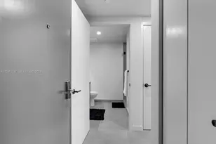 121 NE 5th St, Miami, FL 33132 - Photo 25