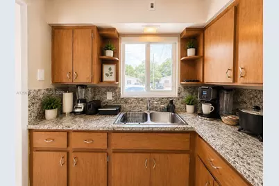 31 SW 8th St #1, Hallandale Beach, FL 33009 - Photo 15