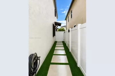 10944 W 35th Ln, Hialeah, FL 33018 - Photo 21