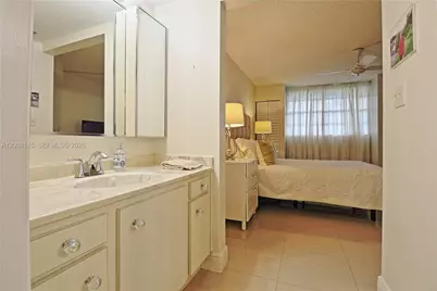 1100 Colony Point Cir #419, Pembroke Pines, FL 33026 - Photo 23
