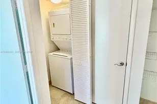 31 SE 5th St, Miami, FL 33131 - Photo 9