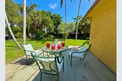 1124 NE 7th St, Hallandale Beach, FL 33009 - Photo 11