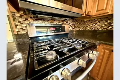 1124 NE 7th St, Hallandale Beach, FL 33009 - Photo 9