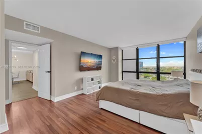 1000 Parkview Dr #1007, Hallandale Beach, FL 33009 - Photo 15