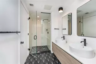 121 NE 34th St, Miami, FL 33137 - Photo 15