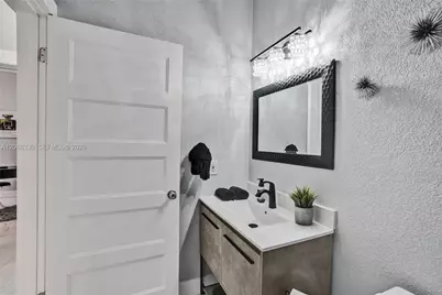 8816 NW 149th Ter, Miami Lakes, FL 33018 - Photo 17
