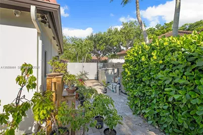 15600 NW 82nd Ct, Miami Lakes, FL 33016 - Photo 41