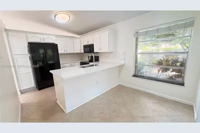 821 W Beckley Sq, Davie, FL 33325 - Photo 5