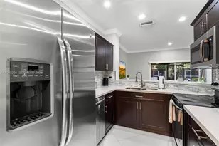 12110 SW 2nd St, Pembroke Pines, FL 33025 - Photo 7