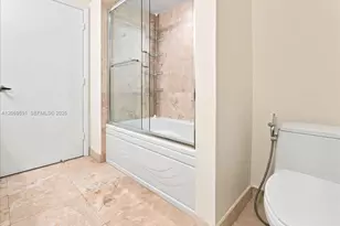 41 SE 5th St, Miami, FL 33131 - Photo 35