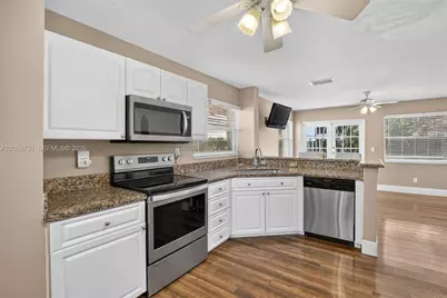 2638 Oak Park Cir, Davie, FL 33328 - Photo 15