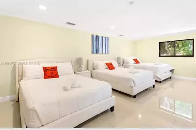 437 Holiday Dr, Hallandale Beach, FL 33009 - Photo 11