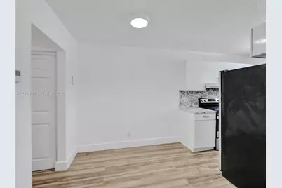 114 SE 8th St #203, Hallandale Beach, FL 33009 - Photo 11