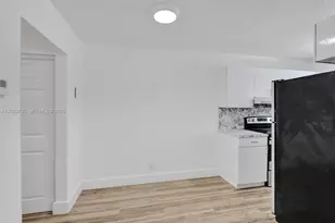 114 SE 8th St, Hallandale Beach, FL 33009 - Photo 11