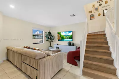 10615 W 34th Ct, Hialeah, FL 33018 - Photo 7