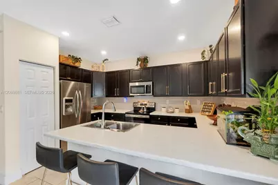 10615 W 34th Ct, Hialeah, FL 33018 - Photo 15