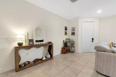 10615 W 34th Ct, Hialeah, FL 33018 - Photo 5