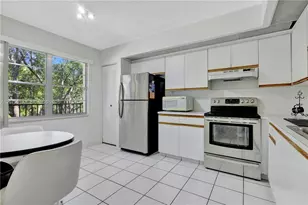 12500 SW 6th St, Pembroke Pines, FL 33027 - Photo 7
